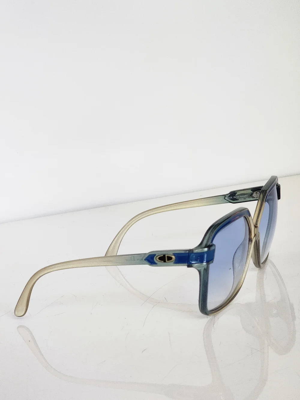 CHRISTIAN DIOR Vintage Oversized Gradient‎ Blue Lenses Translucent Gold Frame